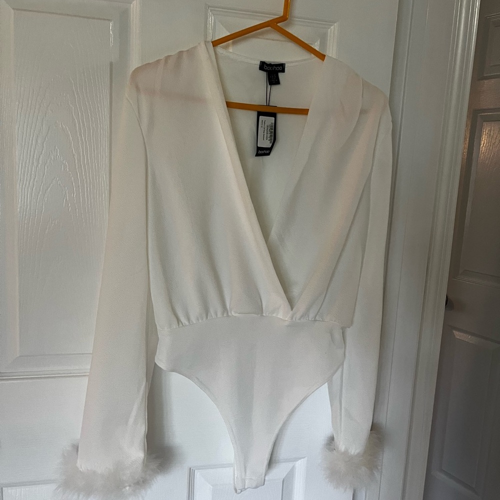 Bodysuit white with feather cuffs